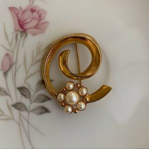 Retro• Goldtone with faux pearls brooch
